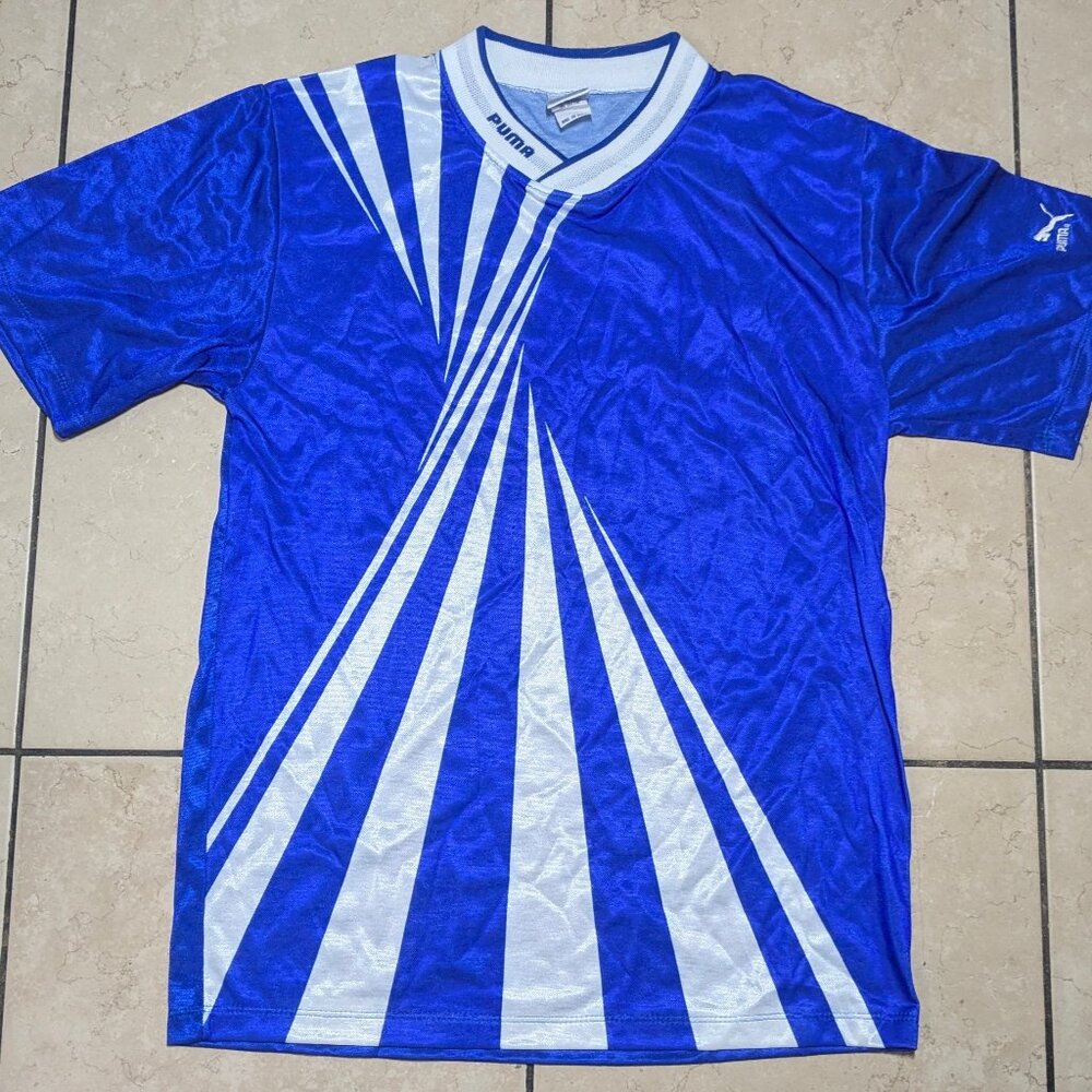 Vintage Puma Soccer Jersey Size Medium Pre-owned in great condition.